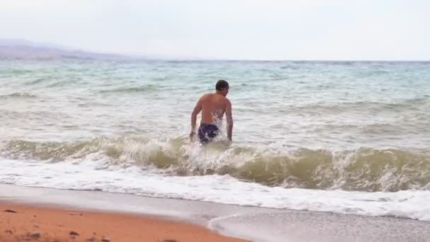 Mann Strand Meer — Stockvideo