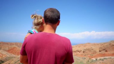 dağlarda çocuk ile baba