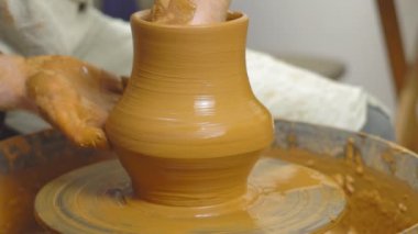 bir sürahi Potter yapar