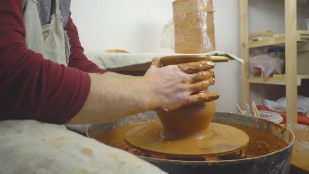 Potter Maakt Een Kruik — Stockvideo