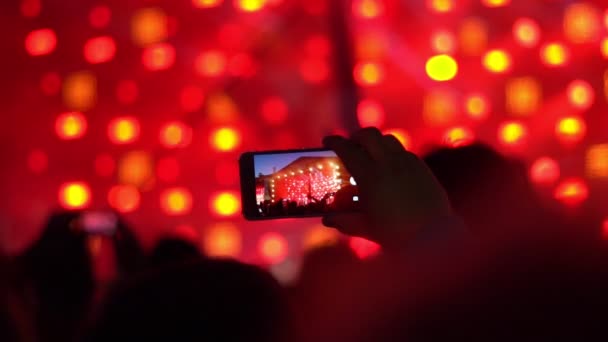 Homem Dispara Sobre Concerto Telefone — Vídeo de Stock