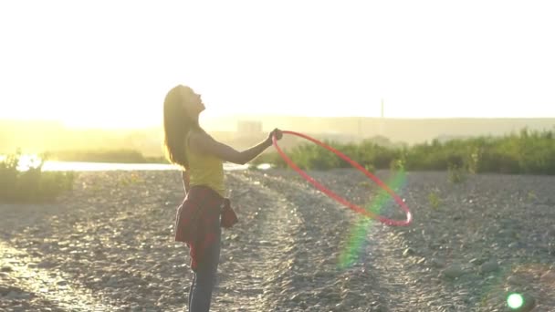 Flicka Med Hoop Naturen — Stockvideo