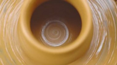 Potter's tekerlek üzerinde ürün