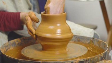 bir sürahi Potter yapar