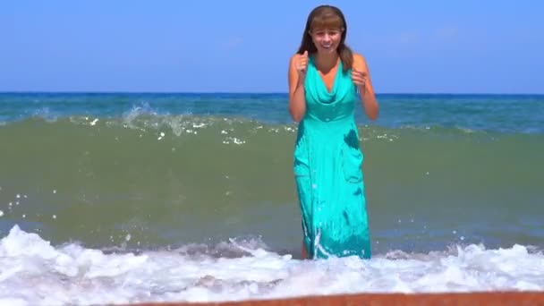 Girl Goes Out Sea Big Waves — Stock Video