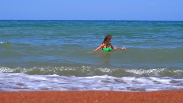 Девочка Плавает Море — стоковое видео