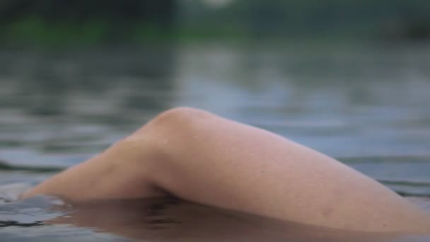 女人的脚在水中 — 图库视频影像
