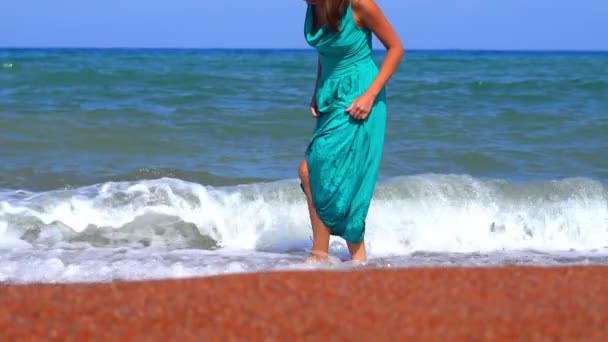 Девушка Выходит Море Большими Волнами — стоковое видео