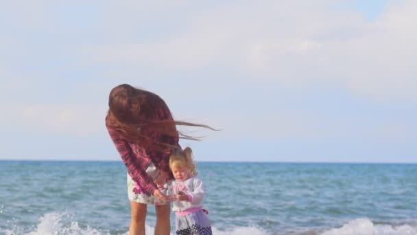 Μητέρα Και Κόρη Δίπλα Στη Θάλασσα — Αρχείο Βίντεο
