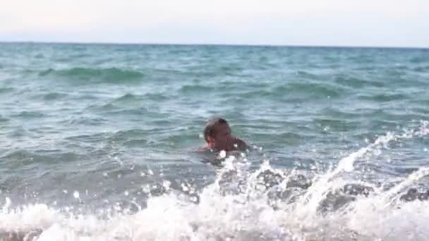 Homme Baignant Dans Mer — Video