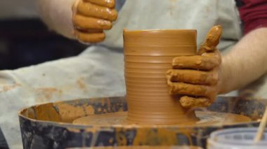 bir sürahi Potter yapar