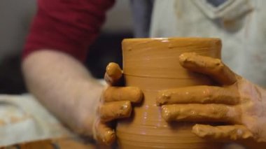 bir sürahi Potter yapar