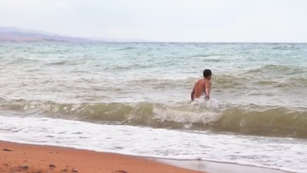 Uomo Sulla Spiaggia Riva Mare — Video Stock