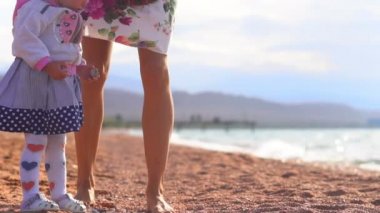 Anne ve kızı deniz kenarında.