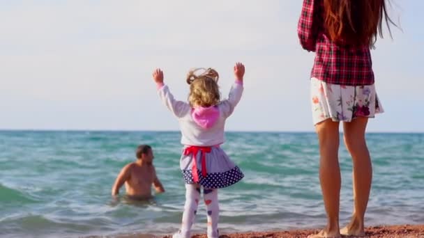 Mãe e filha junto ao mar — Vídeo de Stock