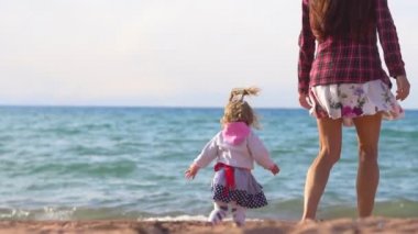 Anne ve kızı deniz kenarında.