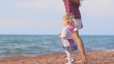 Anne ve kızı deniz kenarında.