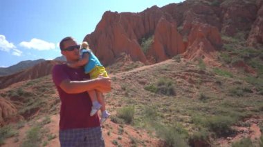 dağlarda çocuk ile baba