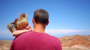 dağlarda çocuk ile baba