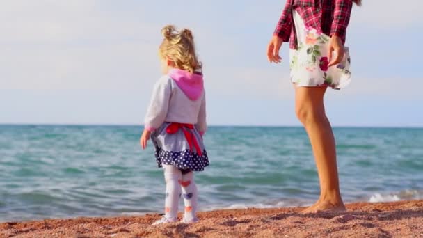 Mor och dotter vid havet — Stockvideo