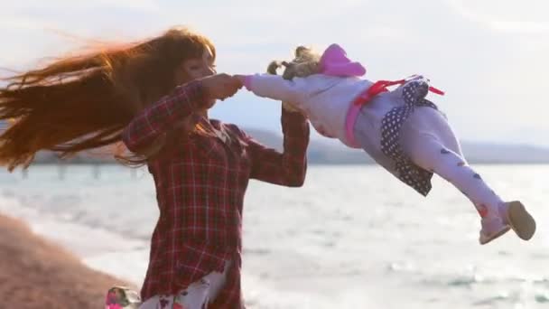 Madre e hija junto al mar — Vídeo de stock