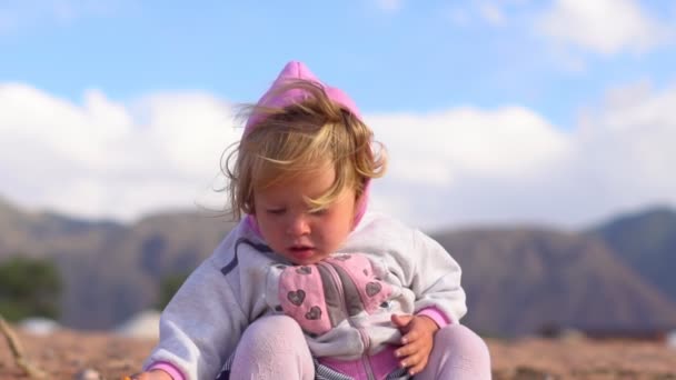 Child playing on the sand — Stock Video