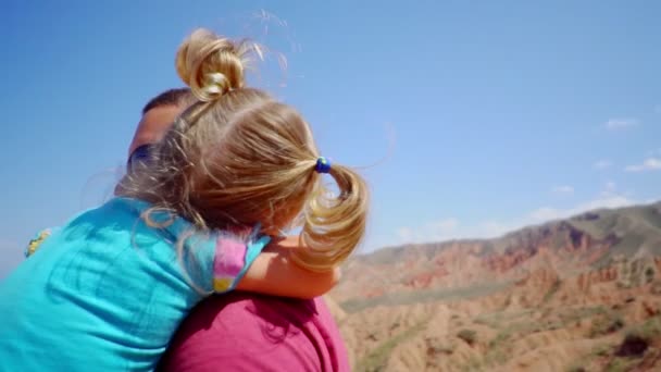 Vater mit Kind in den Bergen — Stockvideo