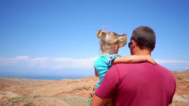 Padre con el niño en las montañas — Vídeos de Stock