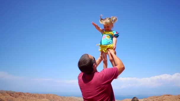 O pai levanta a criança em seus braços — Vídeo de Stock