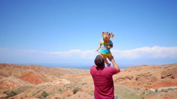 El padre cría al niño en sus brazos — Vídeo de stock