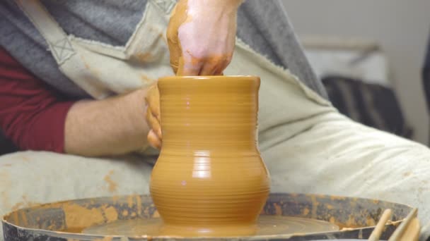 Potter makes a jug — Stock Video