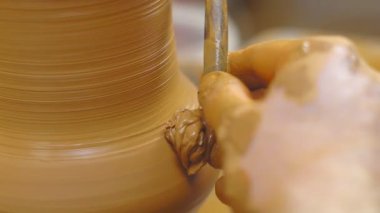 bir sürahi Potter yapar