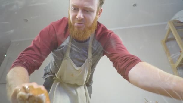 Άνδρας Σκουπίζει Γυαλί — Αρχείο Βίντεο