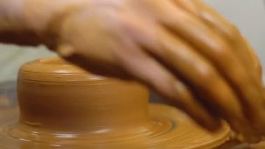 bir sürahi Potter yapar