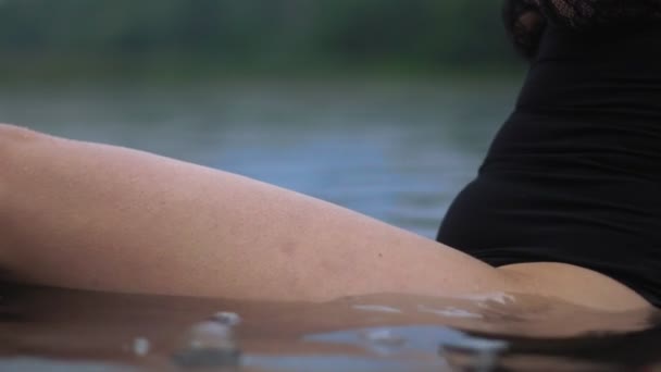 Frauenfüße Wasser — Stockvideo