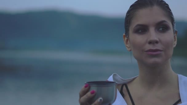 Bir Banyo Sonra Çay Içme Kız — Stok video
