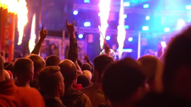 Novokuzneck Russland 2018 Menschen Bei Einem Rockkonzert — Stockvideo