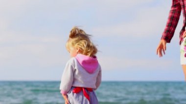 Anne ve kızı deniz kenarında.