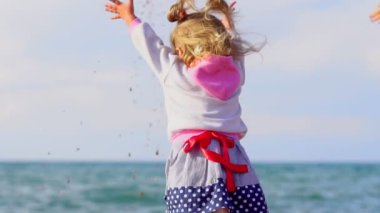 Anne ve kızı deniz kenarında.