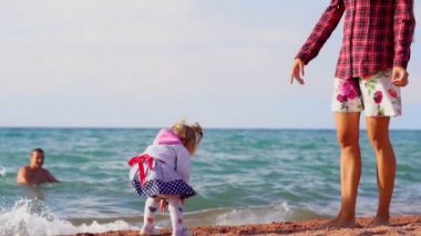 Anne ve kızı deniz kenarında.