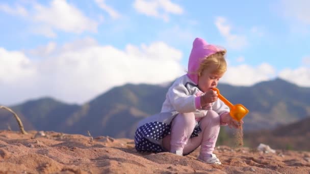 Kind Spielt Auf Dem Sand — Stockvideo