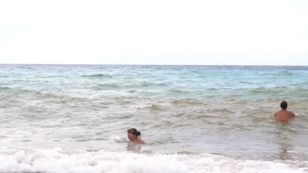 Ragazza Nuotare Nel Mare — Video Stock