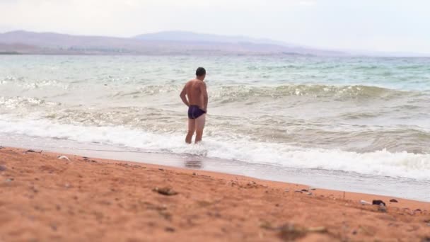 Mężczyzna Plaży Nad Morzem — Wideo stockowe