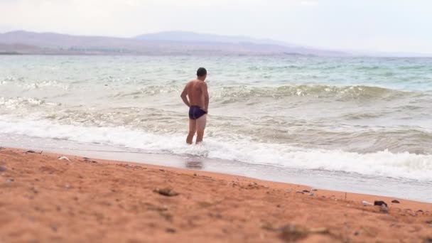 Uomo Sulla Spiaggia Riva Mare — Video Stock