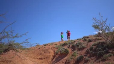 Aile dağlarda yürüyüş