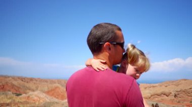 dağlarda çocuk ile baba