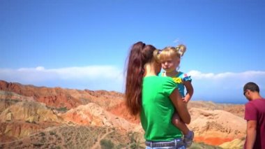 Aile dağlarda yürüyüş