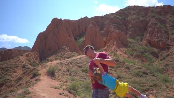 Padre Con Niño Las Montañas — Vídeo de stock