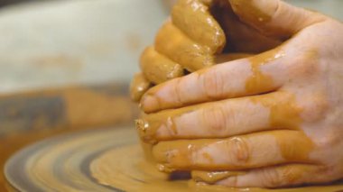 bir sürahi Potter yapar