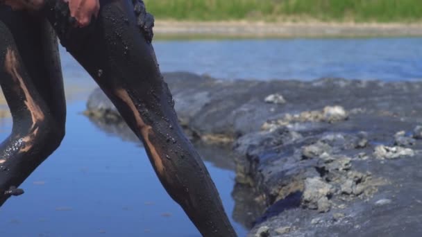 Ein Mit Schlamm Beschmiertes Mädchen — Stockvideo